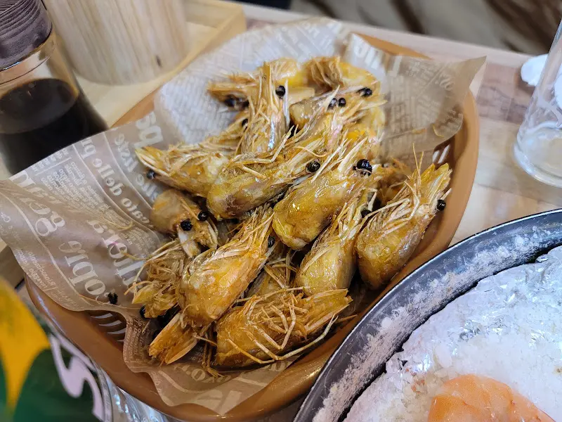 갓 튀겨져 나온 따뜻한 새우튀김