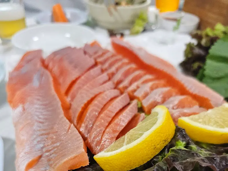 윤기가 흐르는 송어회