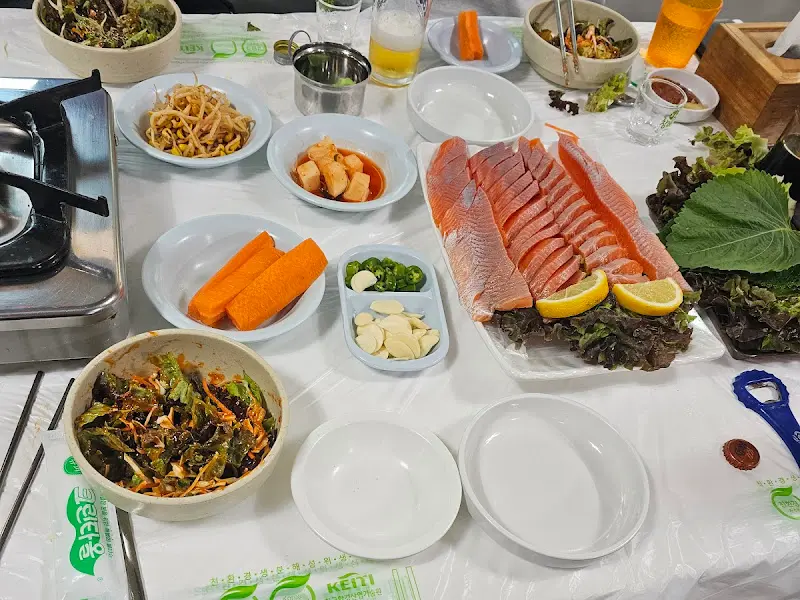 다채로운 밑반찬과 송어회