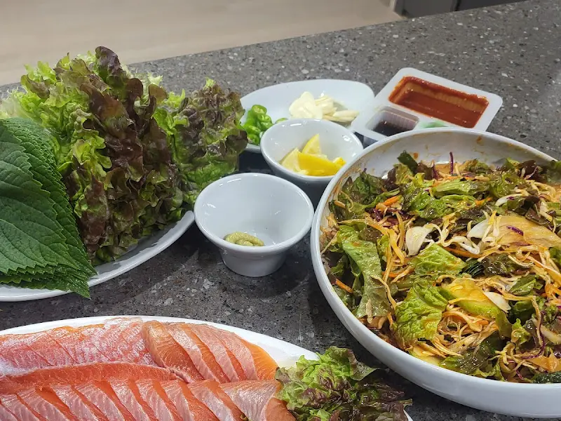 송어회와 곁들임 채소