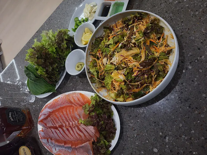 송어회와 곁들임 야채