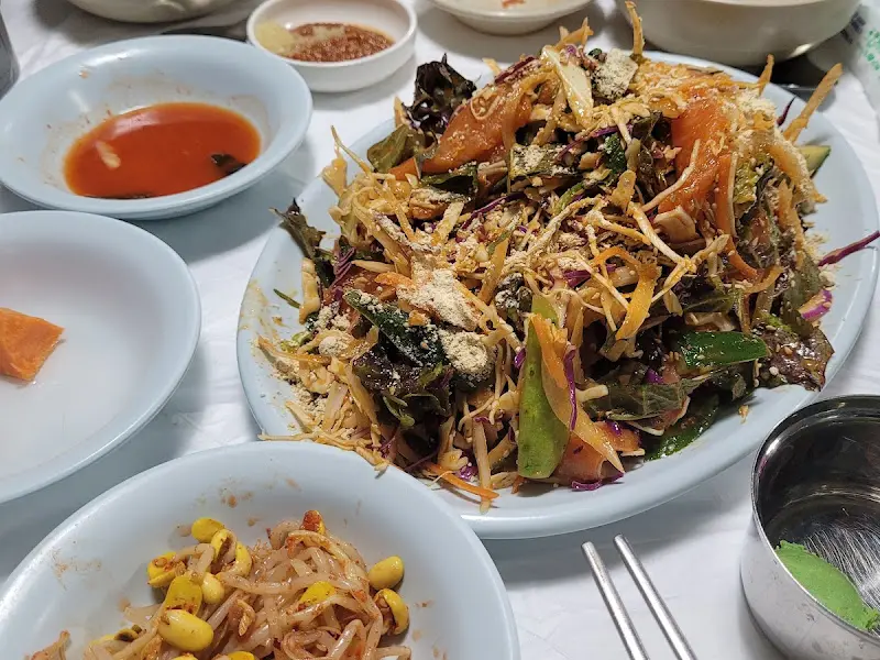 송어회와 야채 무침