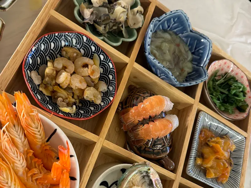 다양한 해산물이 담긴 스끼다시 모듬. 색감이 다채롭고 신선해 보인다.