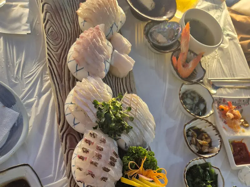 윤기가 흐르는 모듬회. 다양한 종류의 회가 예쁘게 담겨 있다.