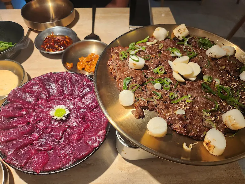 뭉티기와 닭갈비