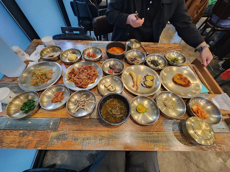 놋그릇에 담긴 20여 가지 반찬