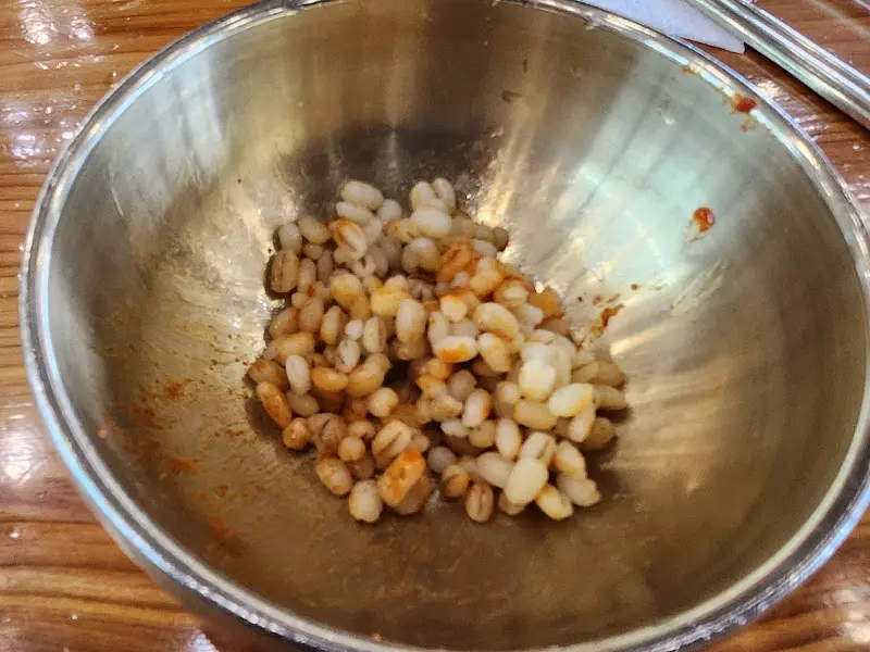 에피타이저로 제공되는 보리밥