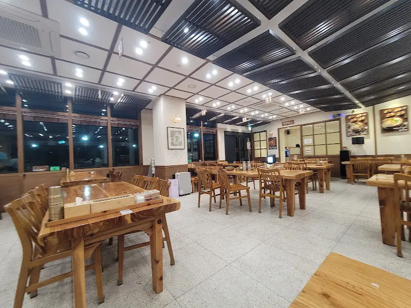먹돌 식당 내부