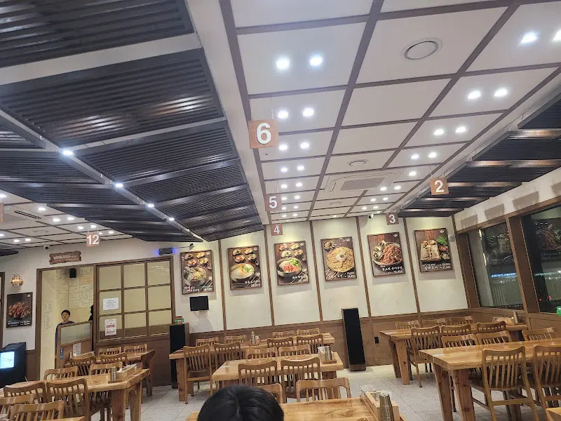 먹돌 식당 내부