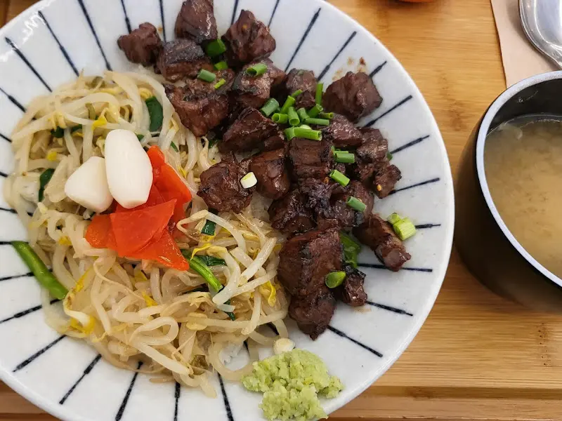 스테이크 덮밥 근접