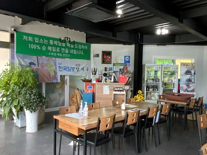 수목원 메밀 막국수 내부