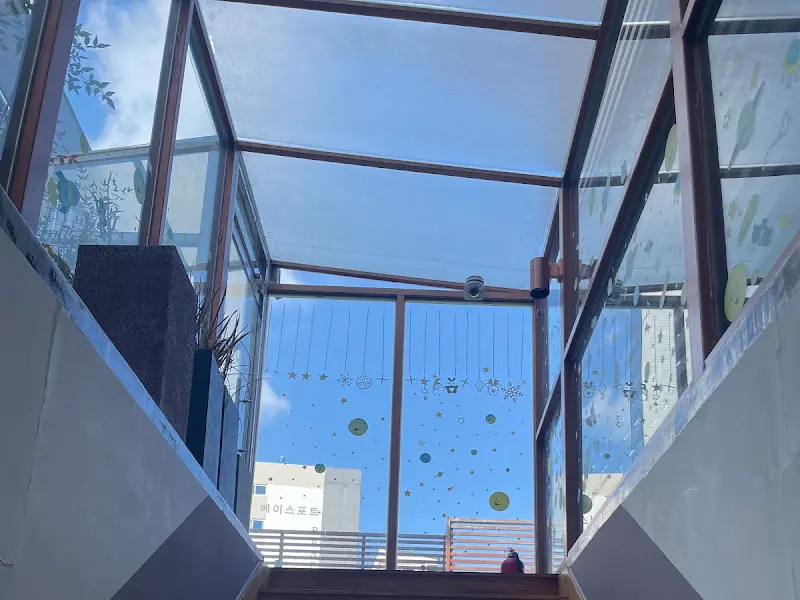 카페 후문으로 이어지는 계단