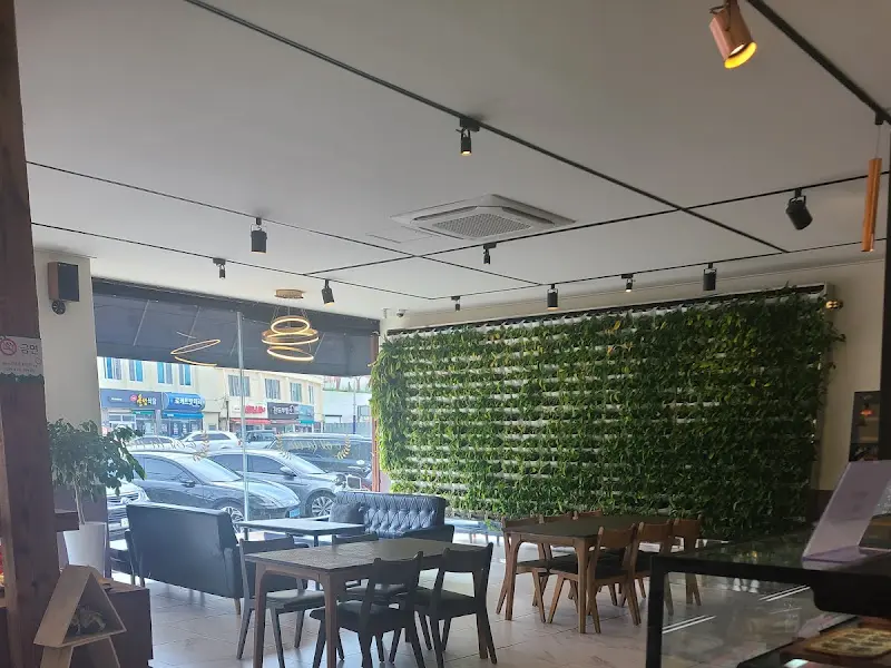 카페 내부, 식물 인테리어가 돋보인다.