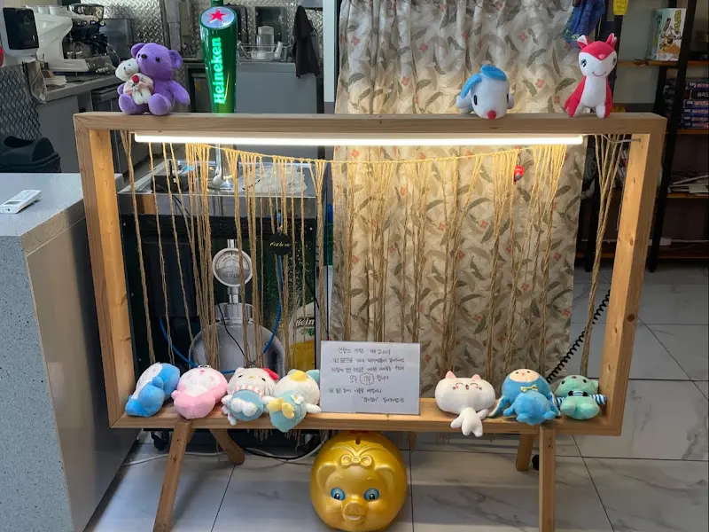 카운터 옆 인형 장식