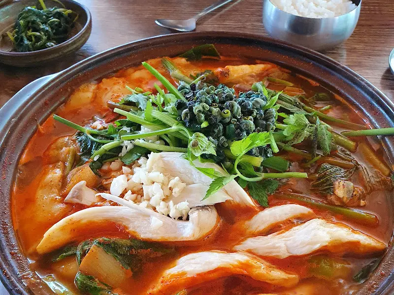 싱싱한 채소가 듬뿍 올려진 잡어 매운탕