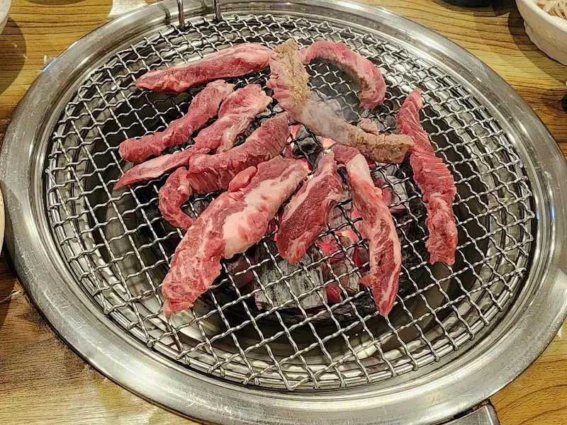 숯불 위에 올려진 소갈비