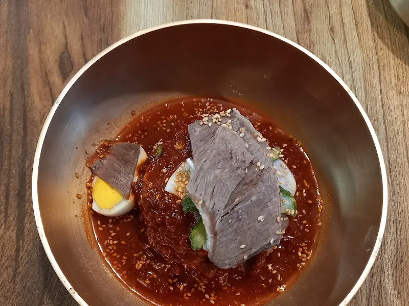 매콤한 비빔냉면