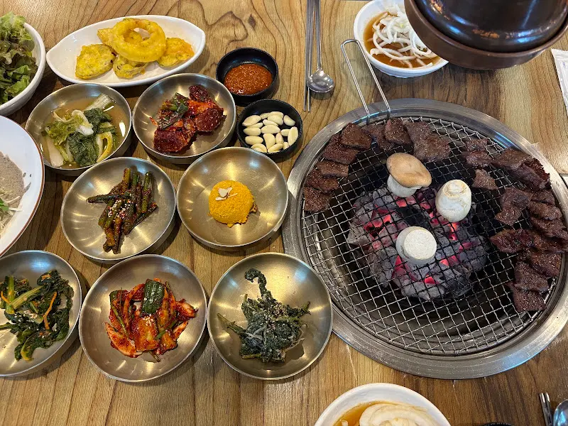 소갈비와 밑반찬 한 상 차림