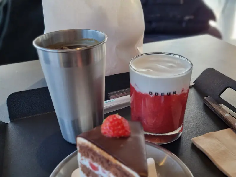 뜬 아인슈페너와 뜬 스트로베리