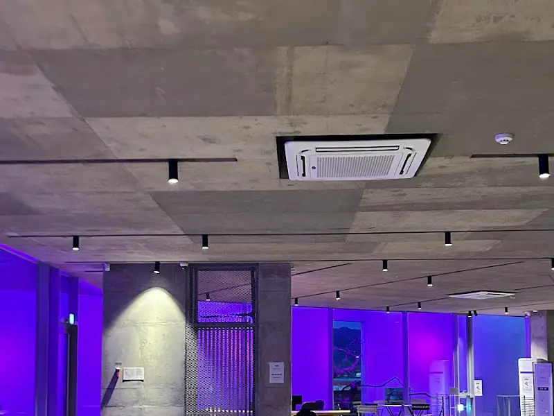 카페 내부 조명