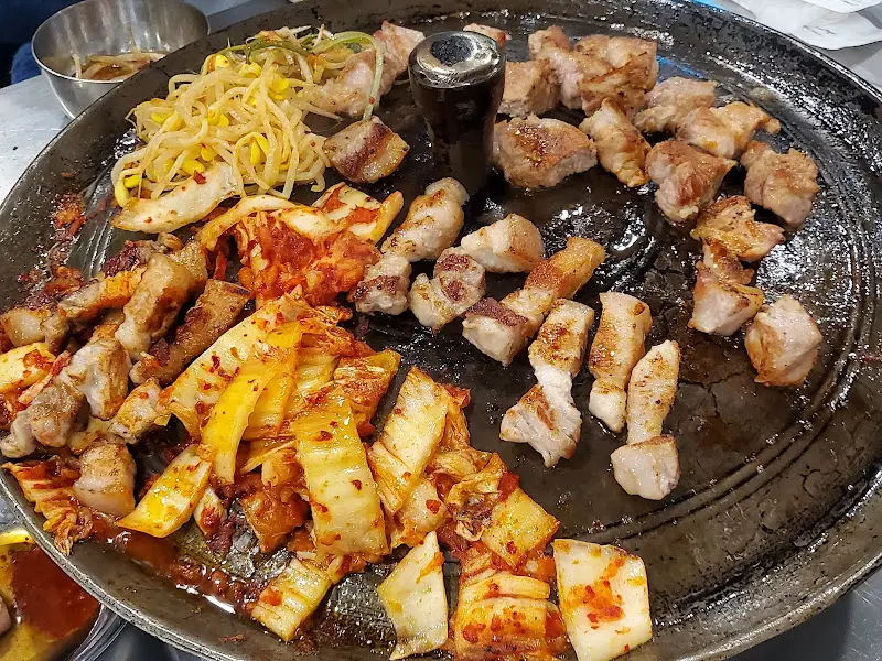 삼겹살과 김치, 콩나물의 조화
