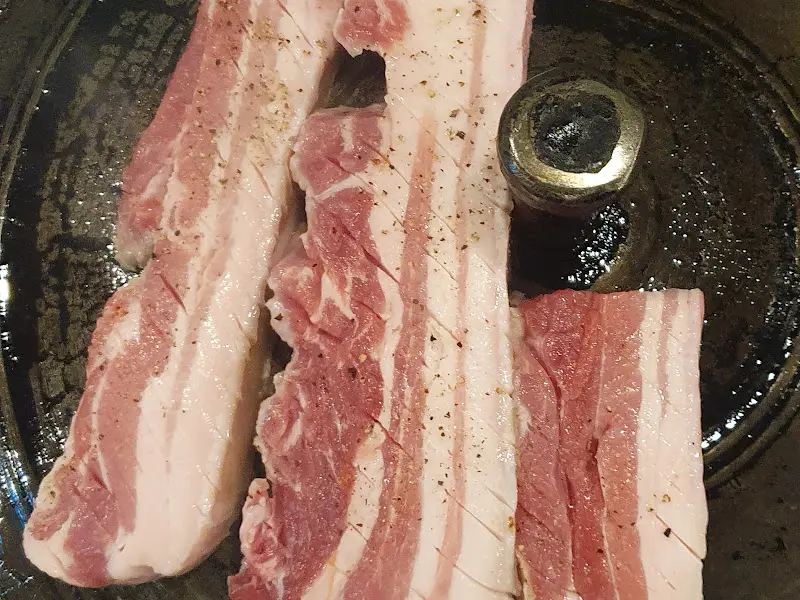 구워지기 전 삼겹살 근접샷