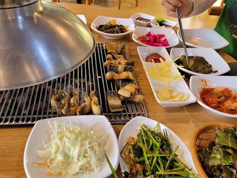 숯불 위에서 구워지는 장어와 정갈한 곁들임