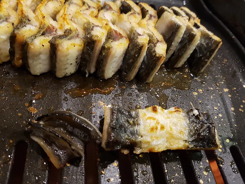 숯불 위에서 익어가는 장어