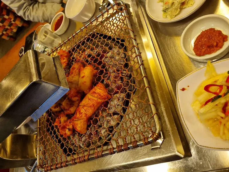 숯불 위에서 구워지는 대창, 막창, 특양