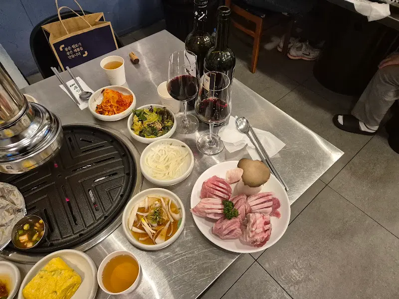 다양한 밑반찬과 숯불구이 불판이 준비된 테이블