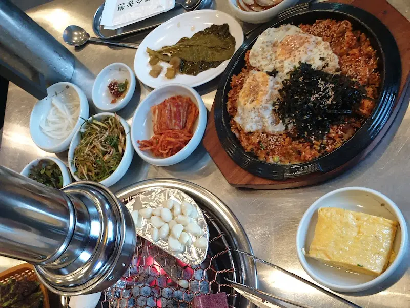 김가루와 계란 프라이가 듬뿍 올려진 김치볶음밥