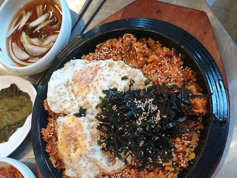 김치와 김가루, 계란 프라이가 조화로운 김치볶음밥