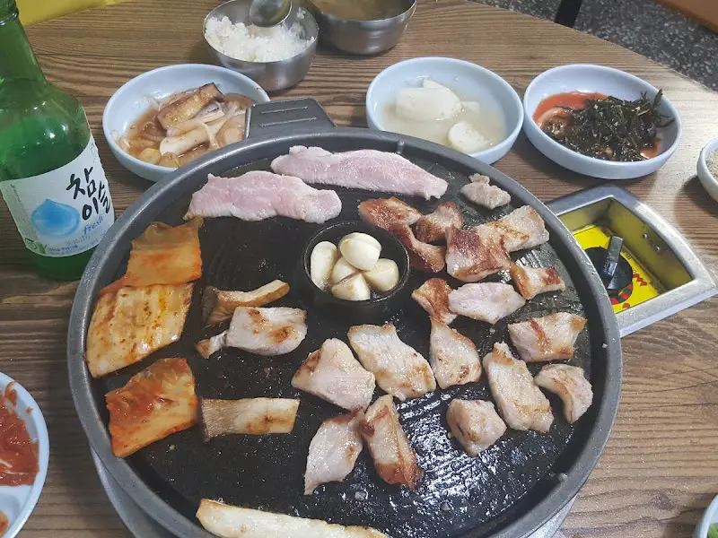 불판 위에 구워진 삼겹살과 김치