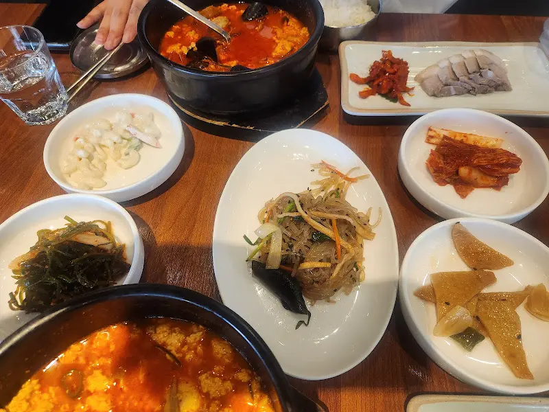 해물 순두부 찌개와 보쌈 세트 한상차림