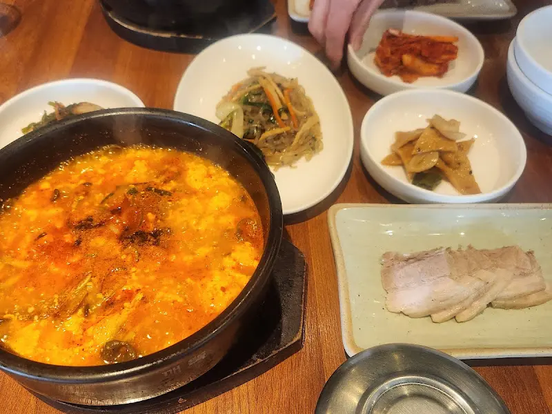 한상 가득 차려진 모습