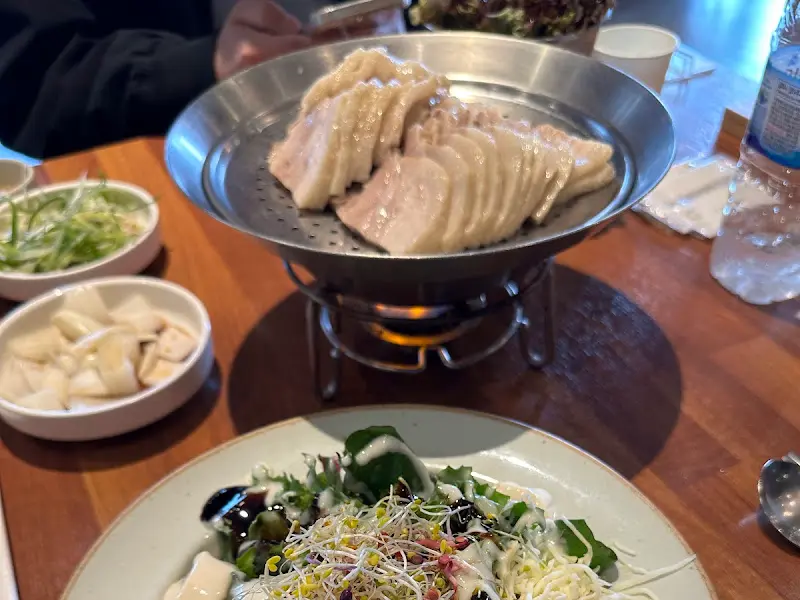 보쌈과 곁들임 채소들