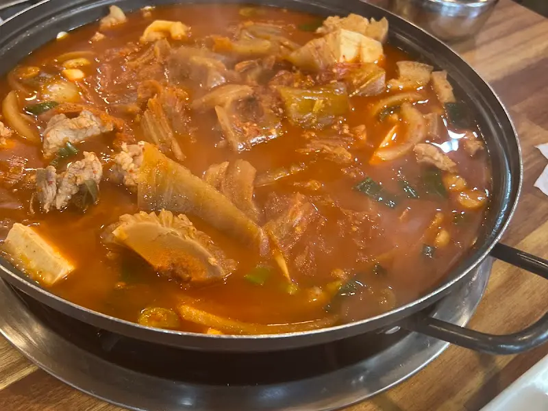 김치와 돼지고기가 듬뿍 들어간 김치찌개