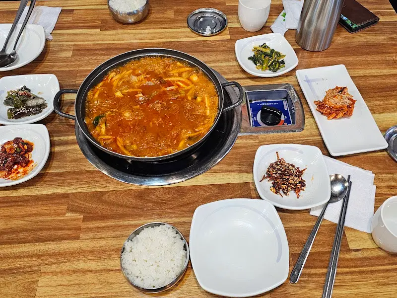 다양한 밑반찬과 김치찌개가 푸짐하게 차려진 테이블