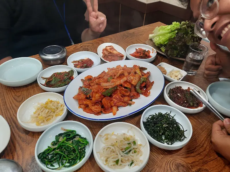 푸짐하게 차려진 흑돼지 한 상 차림