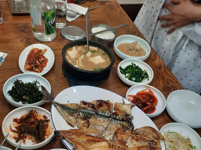 다양한 밑반찬과 찌개가 함께 나오는 백반 정식