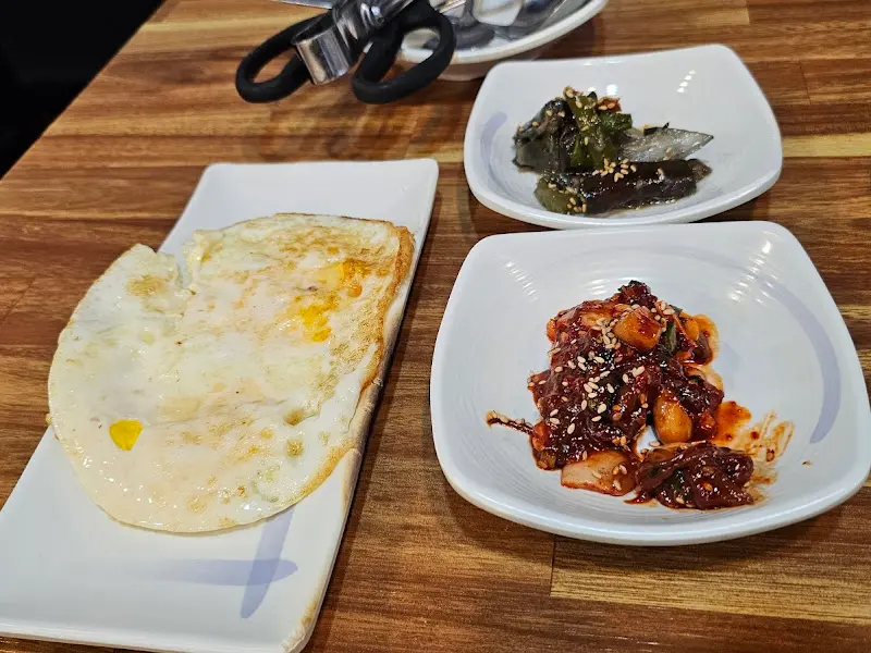 계란후라이와 볶음김치, 콩나물 등 밑반찬 클로즈업 샷