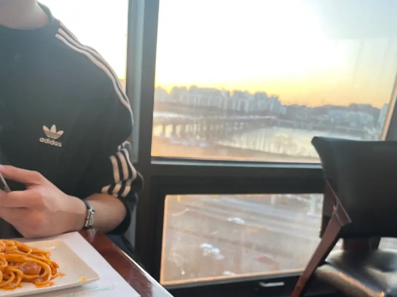 한강을 바라보며 즐기는 식사