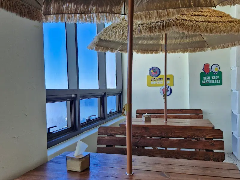 아리랑김밥 내부 테이블