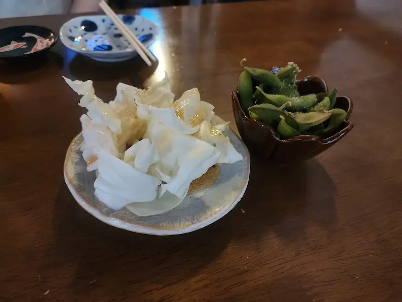 기본 안주 - 에다마메와 양배추 샐러드