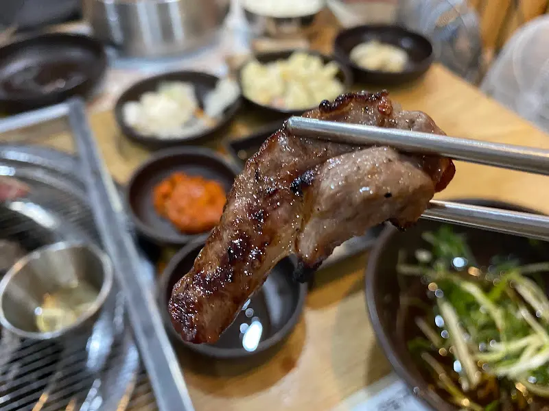 젓가락으로 집어든 육우 한 점