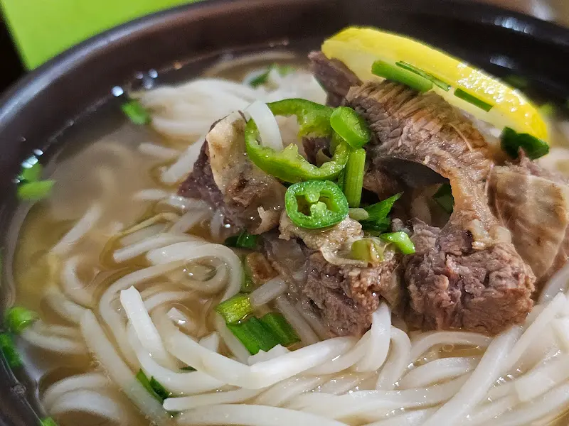 큼지막한 갈비가 들어간 갈비탕