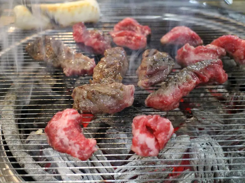 숯불 위에서 구워지는 갈비살