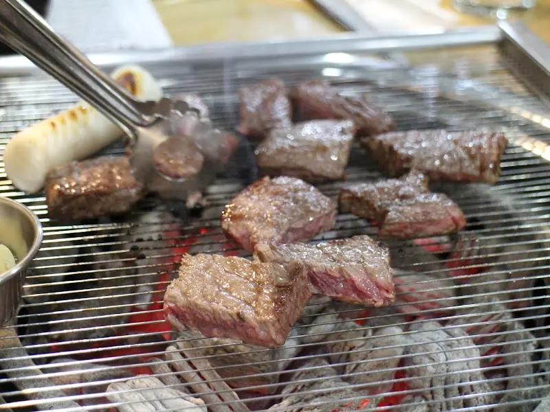 숯불 위에 올려진 갈비살과 떡