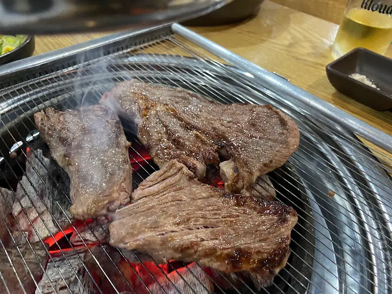 숯불 위에서 맛있게 구워지는 고기