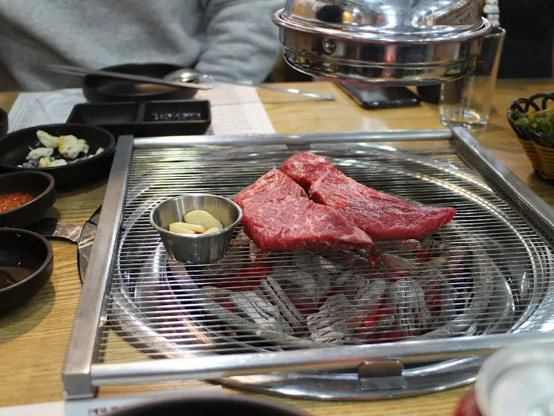 숯불 위에 올려진 고기